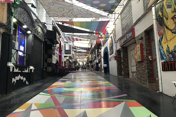 calle de Sant Antoni pintada por Okuda